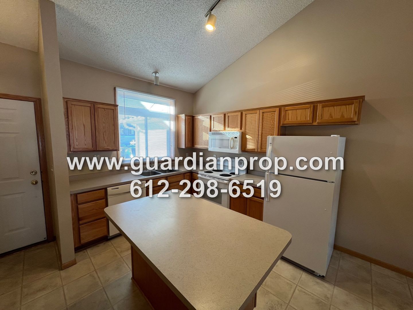 Townhouse Available September 1, Vaulted Ceilings, Open Floor Plan, 2 Bath, Attached Garage – photo 3
