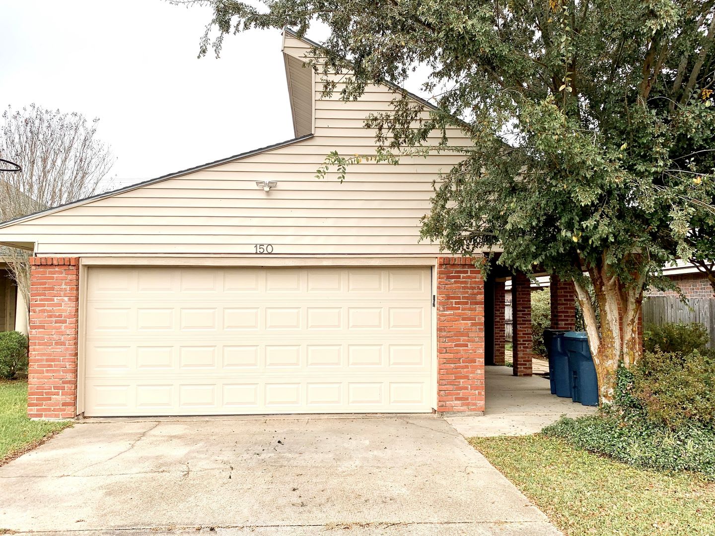 Spacious 3 Bedroom 2 Bath Home Close To Restaurants Shopping Centers – photo 1