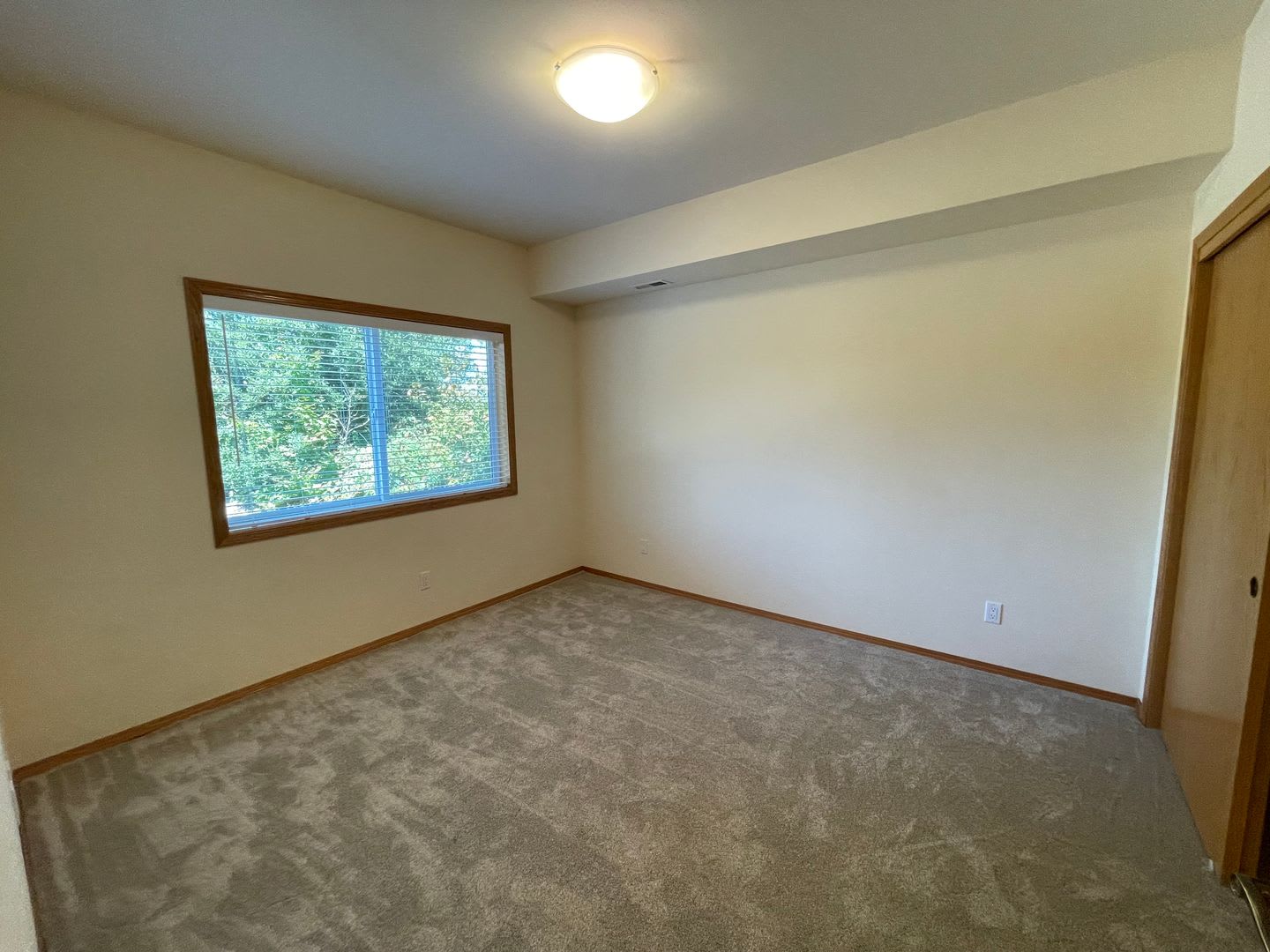 Spacious and Updated 2 Bedroom plus den Apartment – photo 5