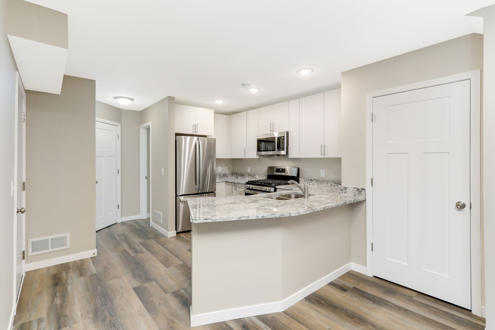 like new, 3bd 3ba townhome available 9.01 – photo 2