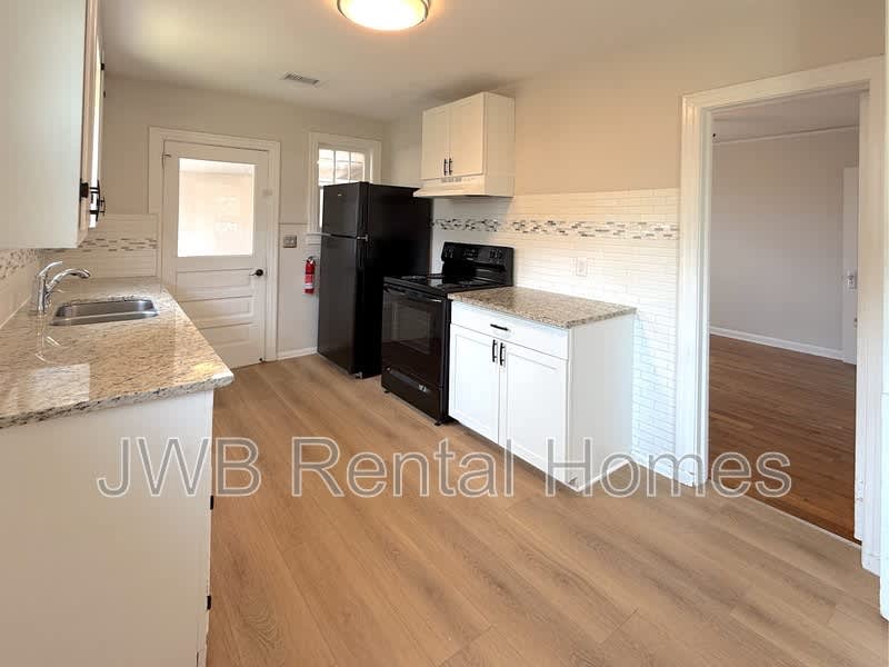814 St Clair St – photo 2