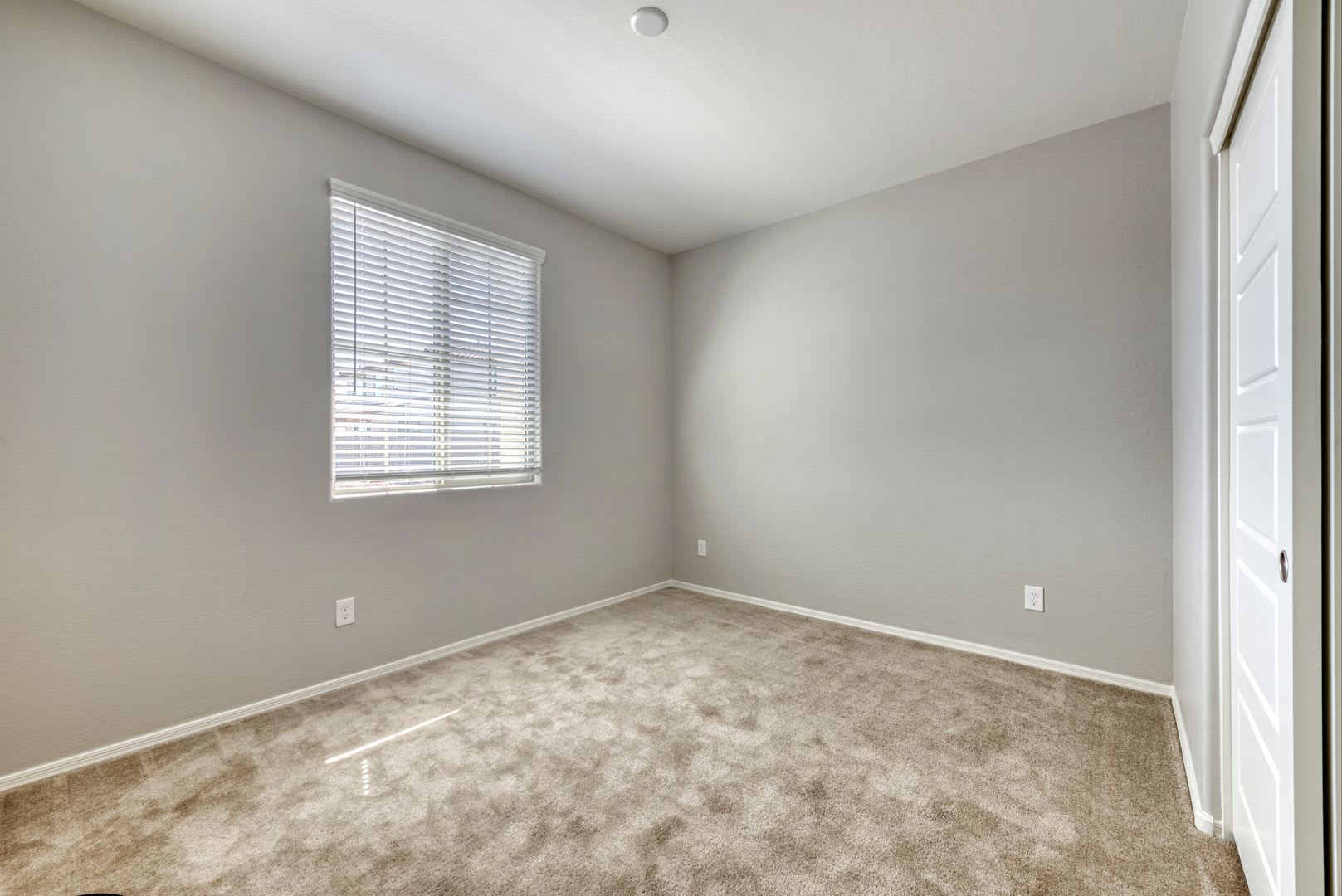 Like New Single Level 4 Bedroom 2 5 Bathroom In Gated Community Huge Kitchen Large Lot Across From Community Trail Close To Westgate District – photo 5