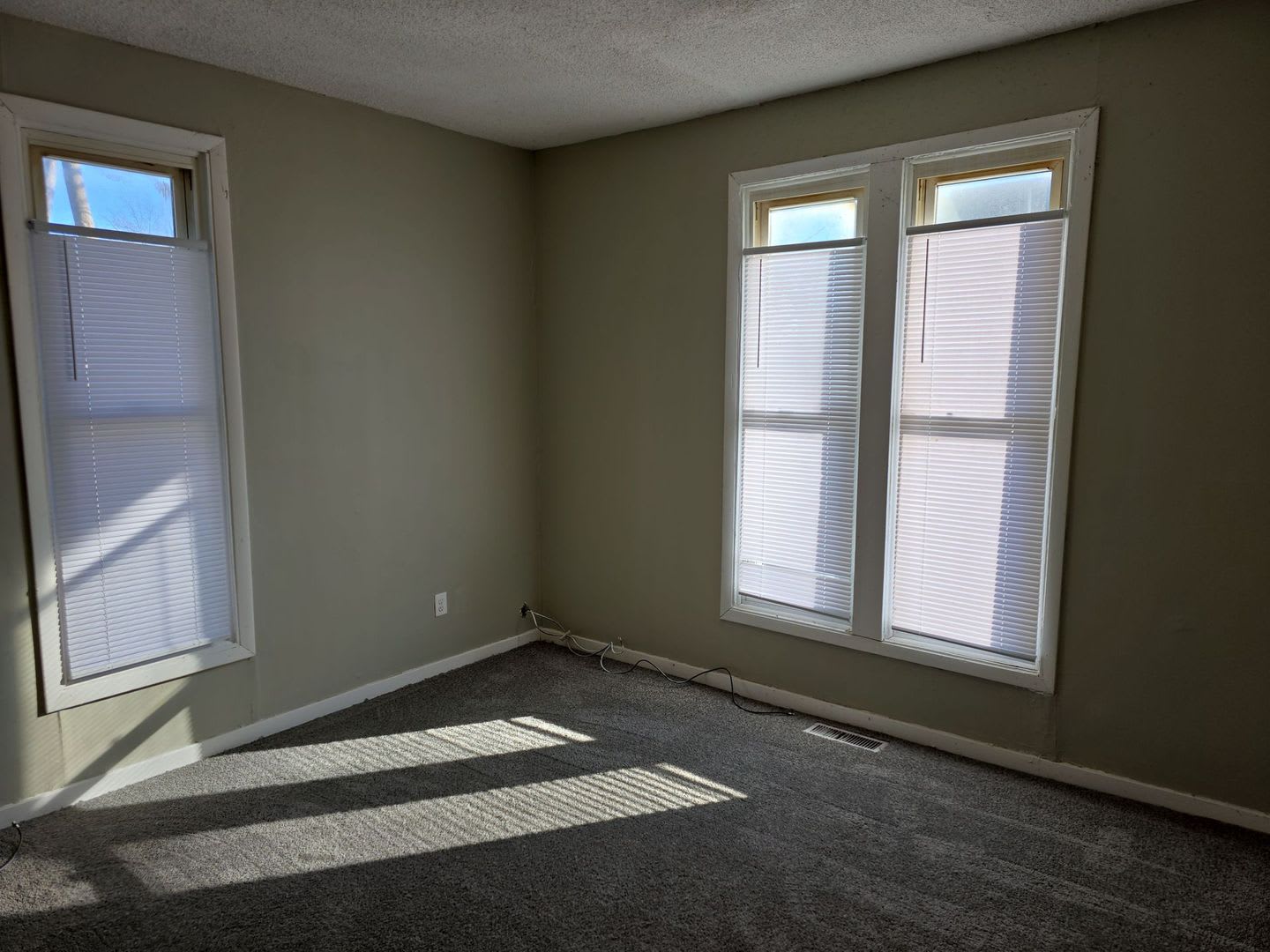 Spacious 2 Bedroom Home Nice Yard Pet Friendly Washer Dryer Hookups New Flooring – photo 5