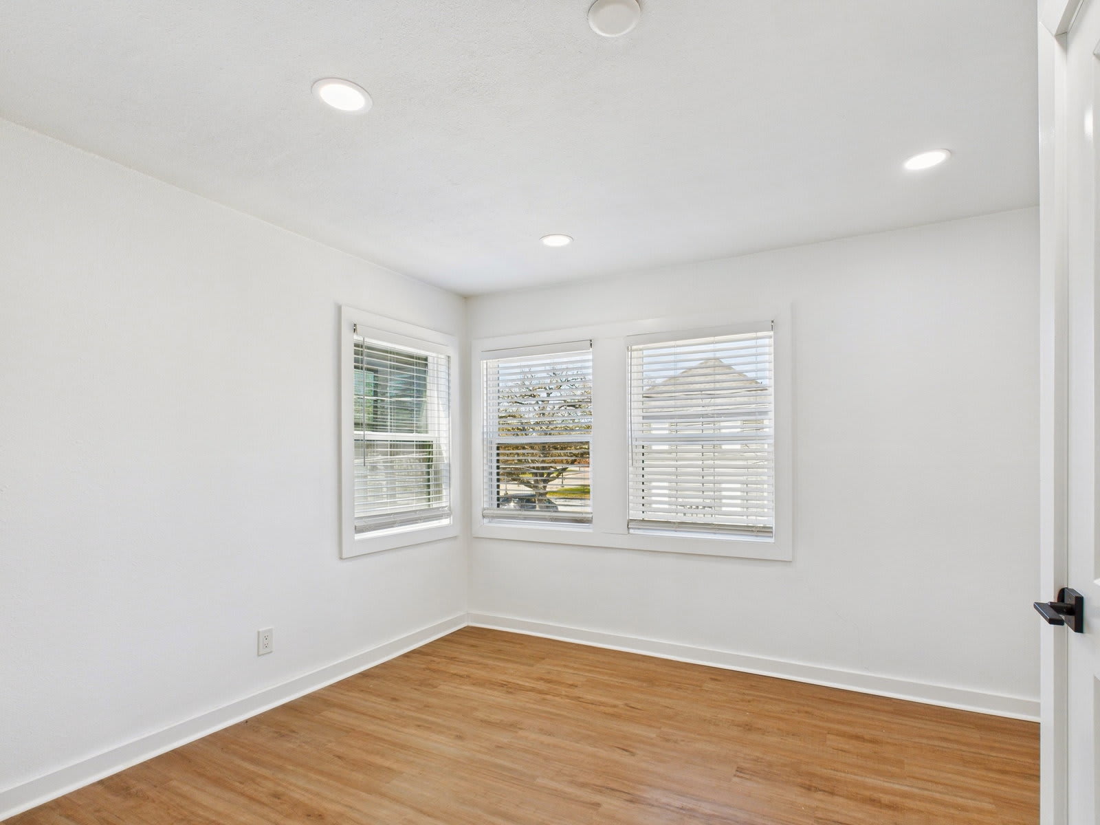 607 Foch Street – photo 4