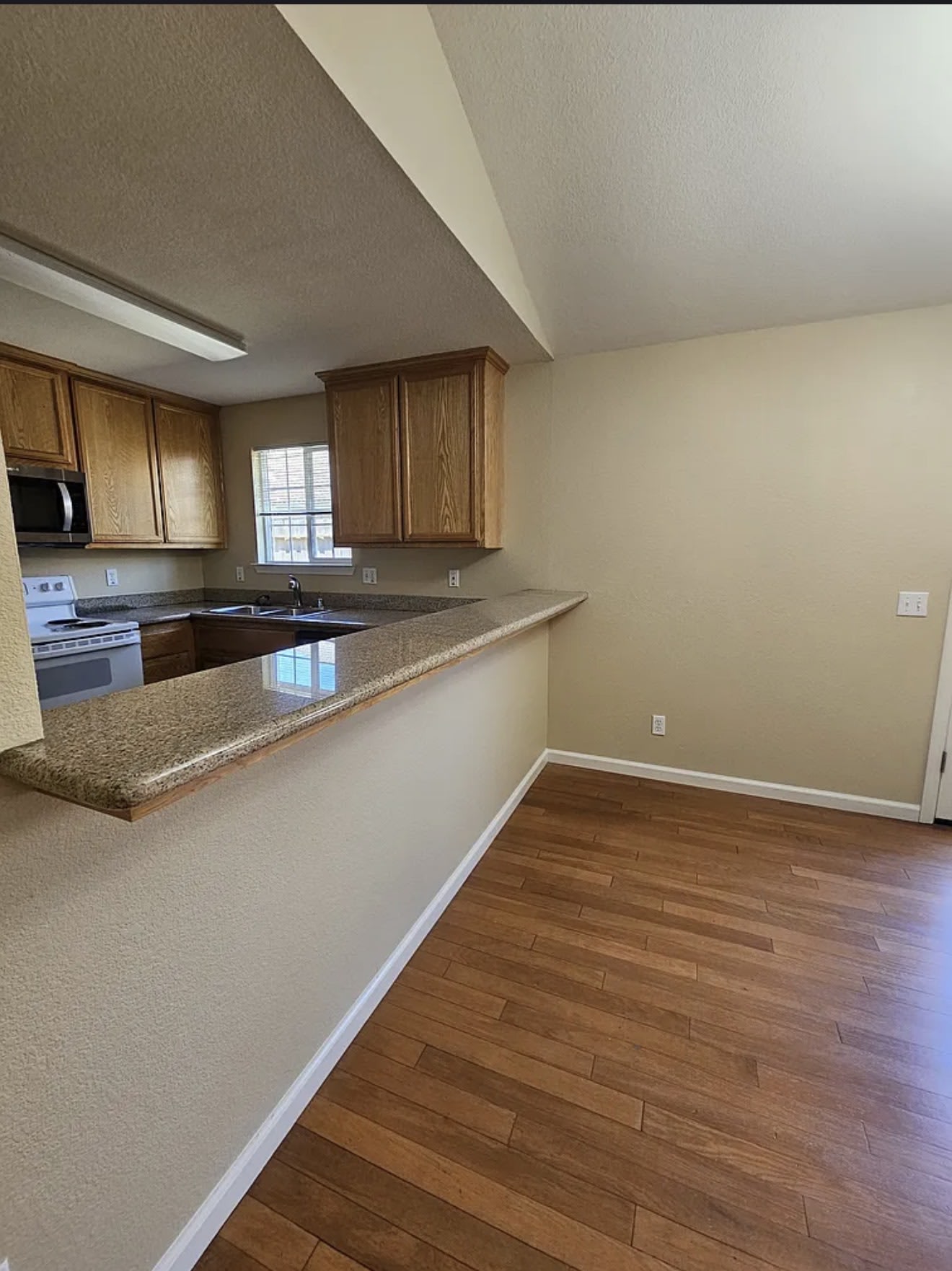 425 Acacia St – photo 4