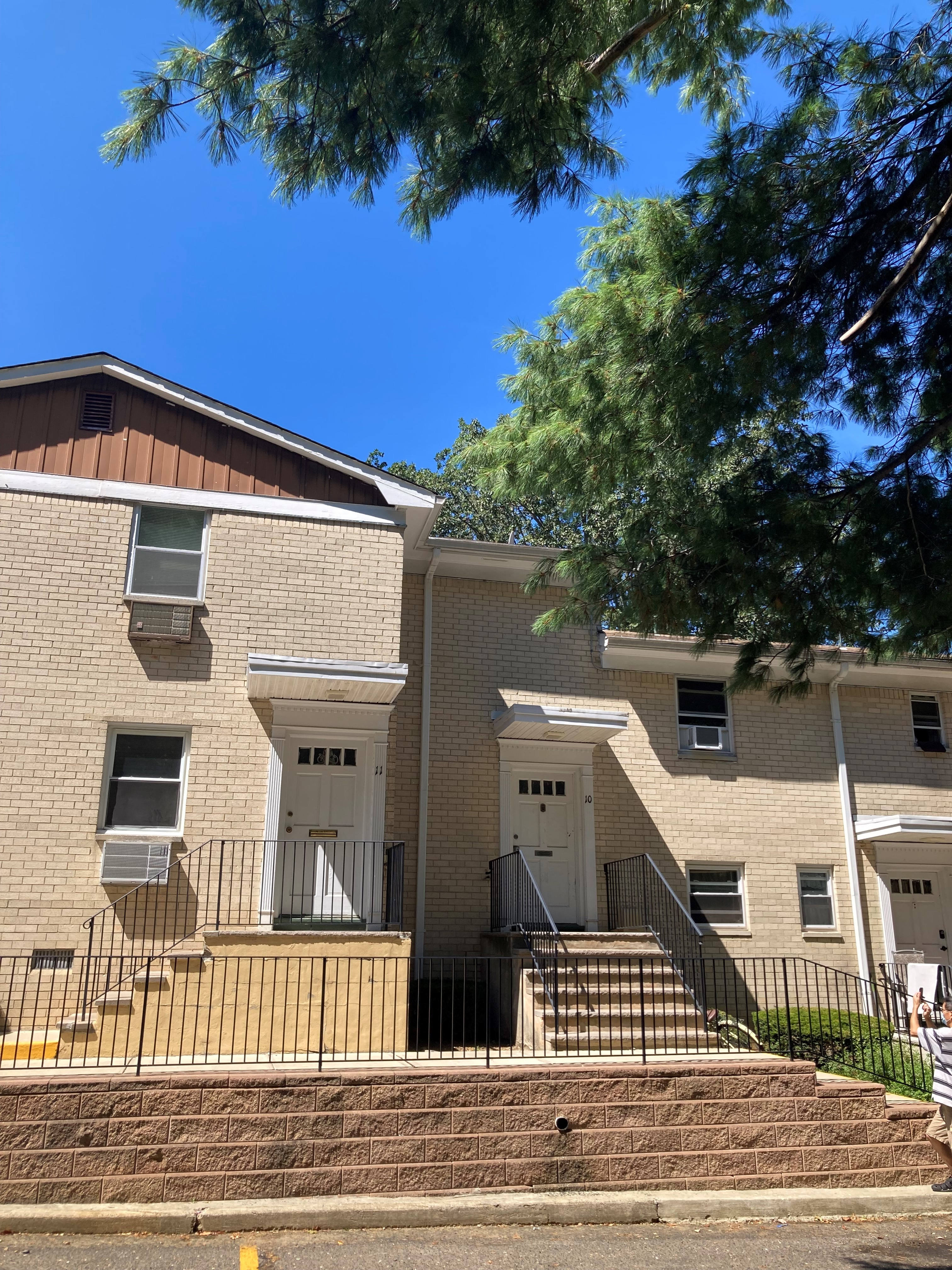 406 Cranbury Rd – photo 1