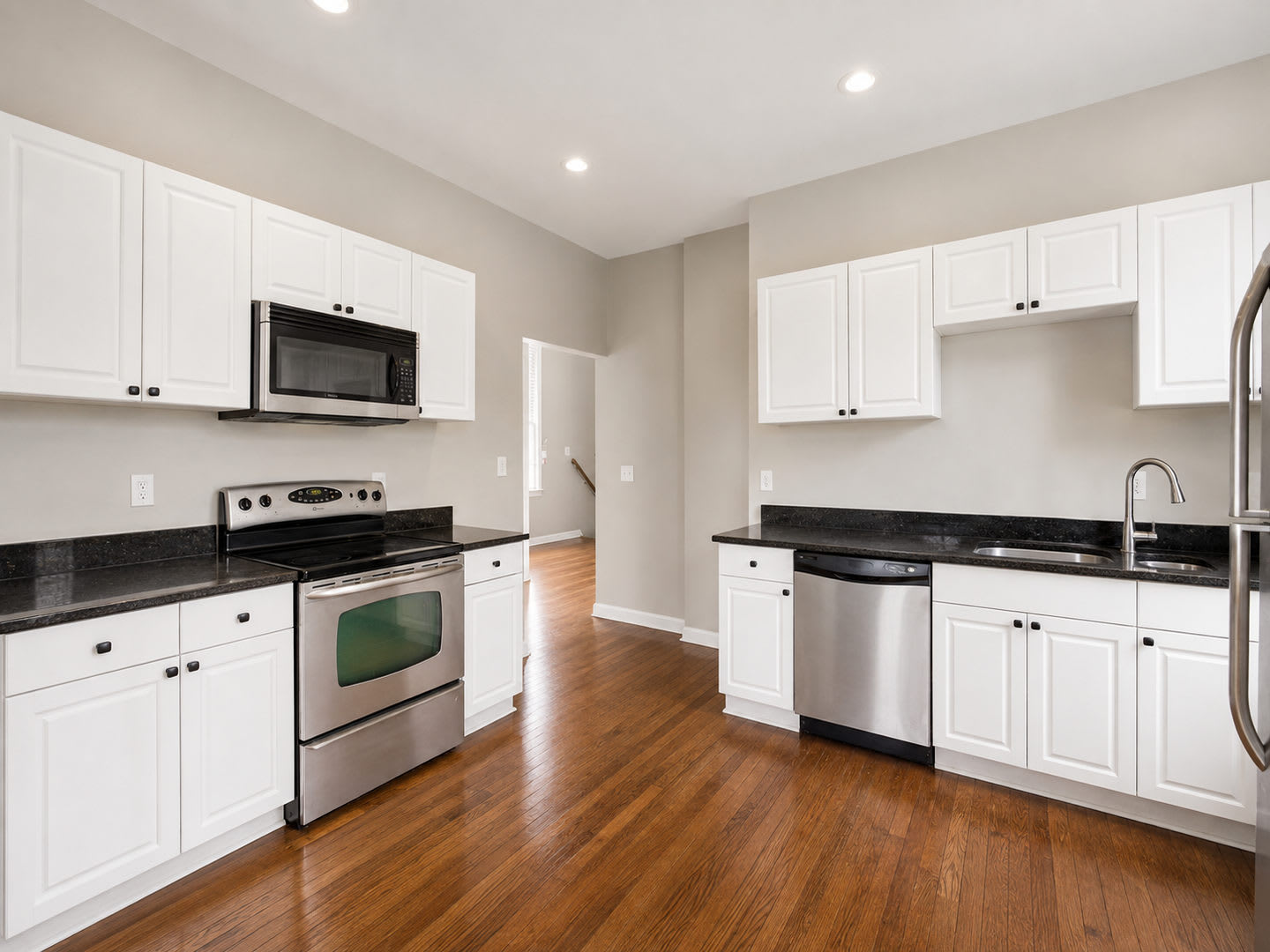 3 Bed 2 Bath Newly Renovated Upstairs Apartment Midtown – photo 5