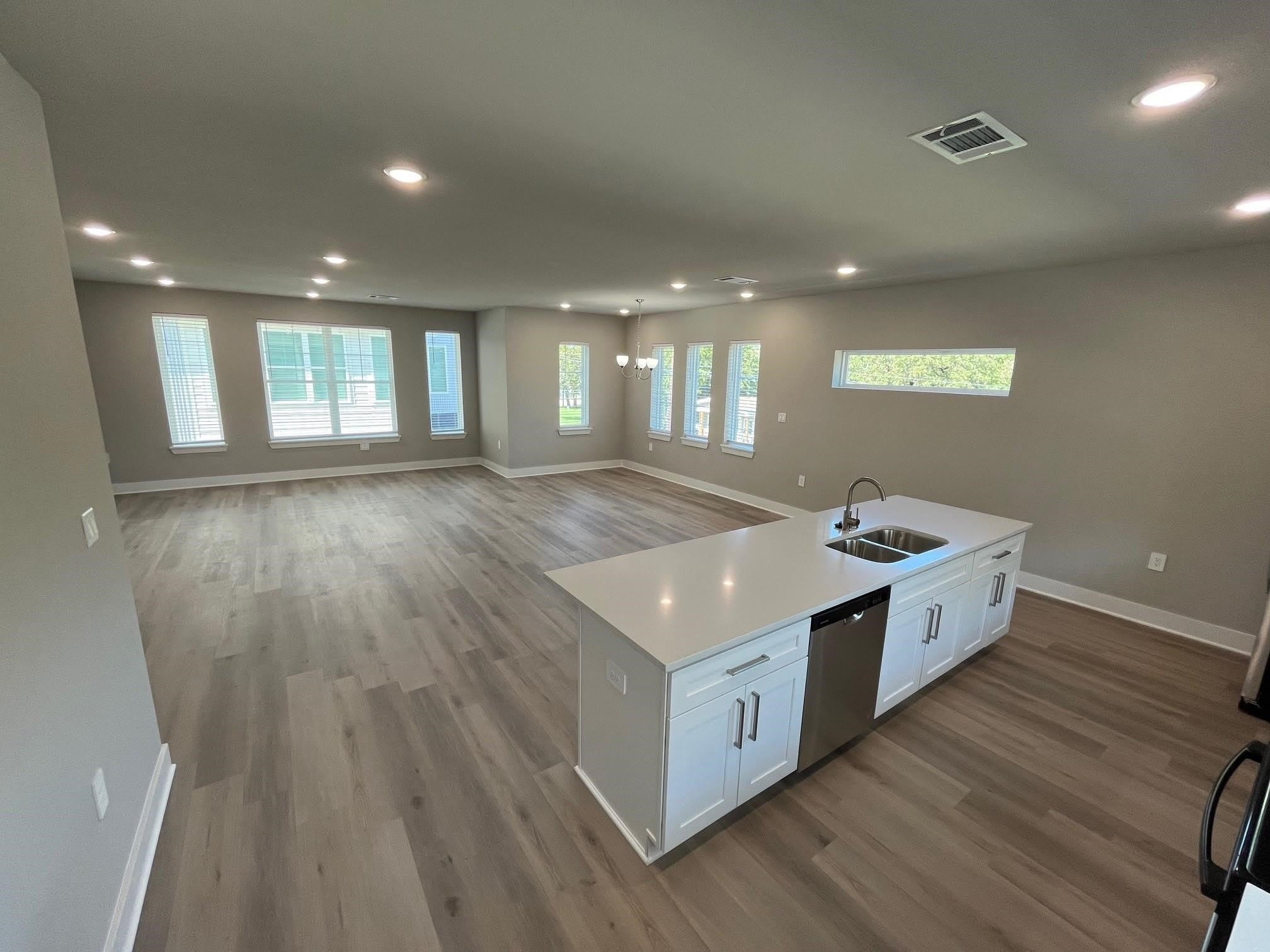 525 W Collins Street – photo 3