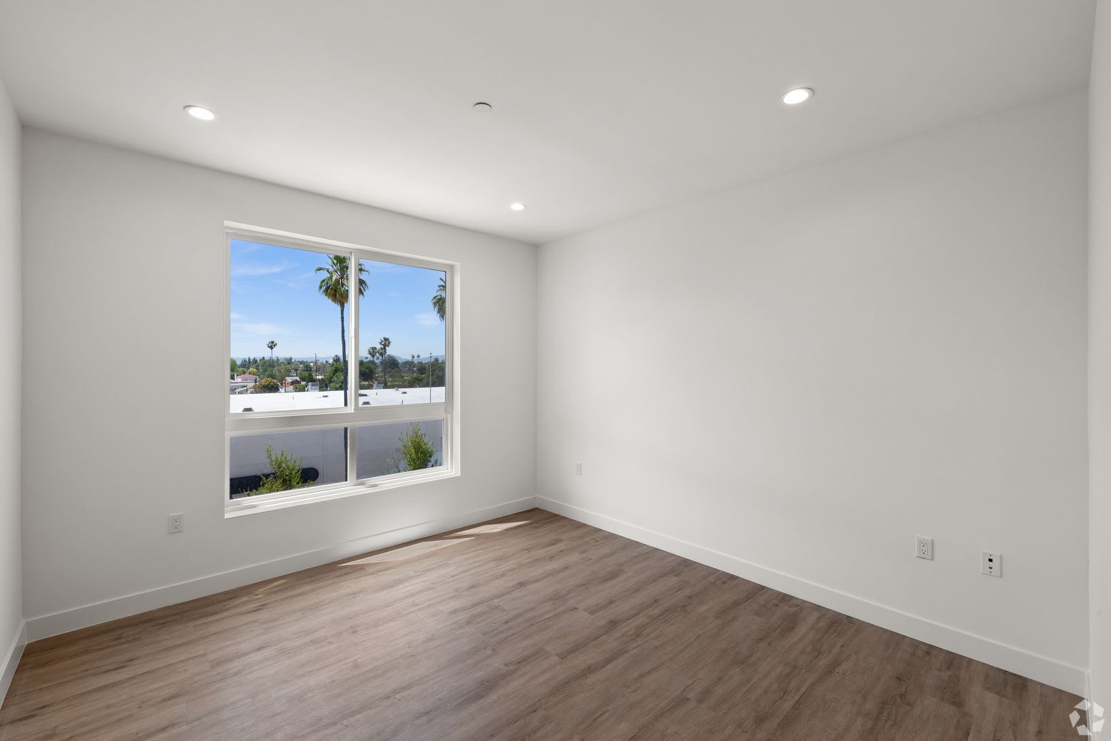 6600 Van Nuys Blvd – photo 4