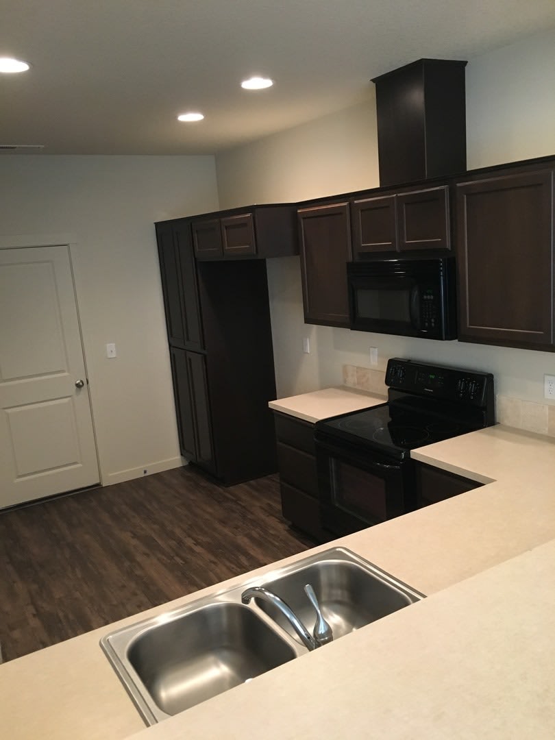Three Bedrooms Plus Loft Centrally Located – photo 5