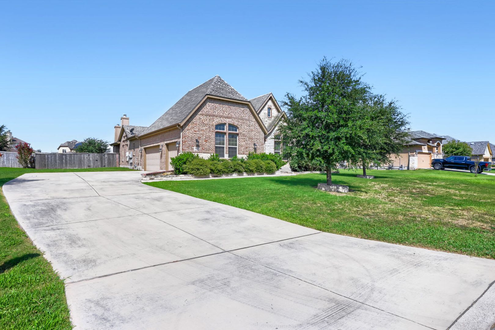 Luxury 4-Bedroom Home with Chef's Kitchen & Outdoor Living – photo 3