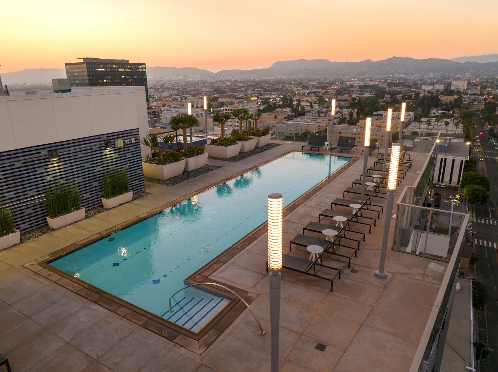 3033 Wilshire – photo 2