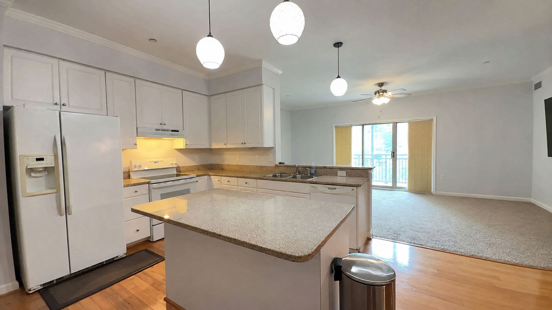 Charming 2-Bedroom Condo in Port Warwick – photo 2