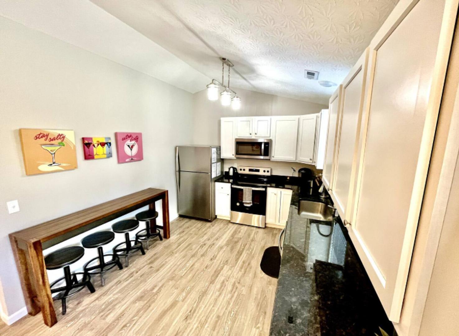 Vibrant 4 Bedroom Getaway With Hot Tub – photo 5