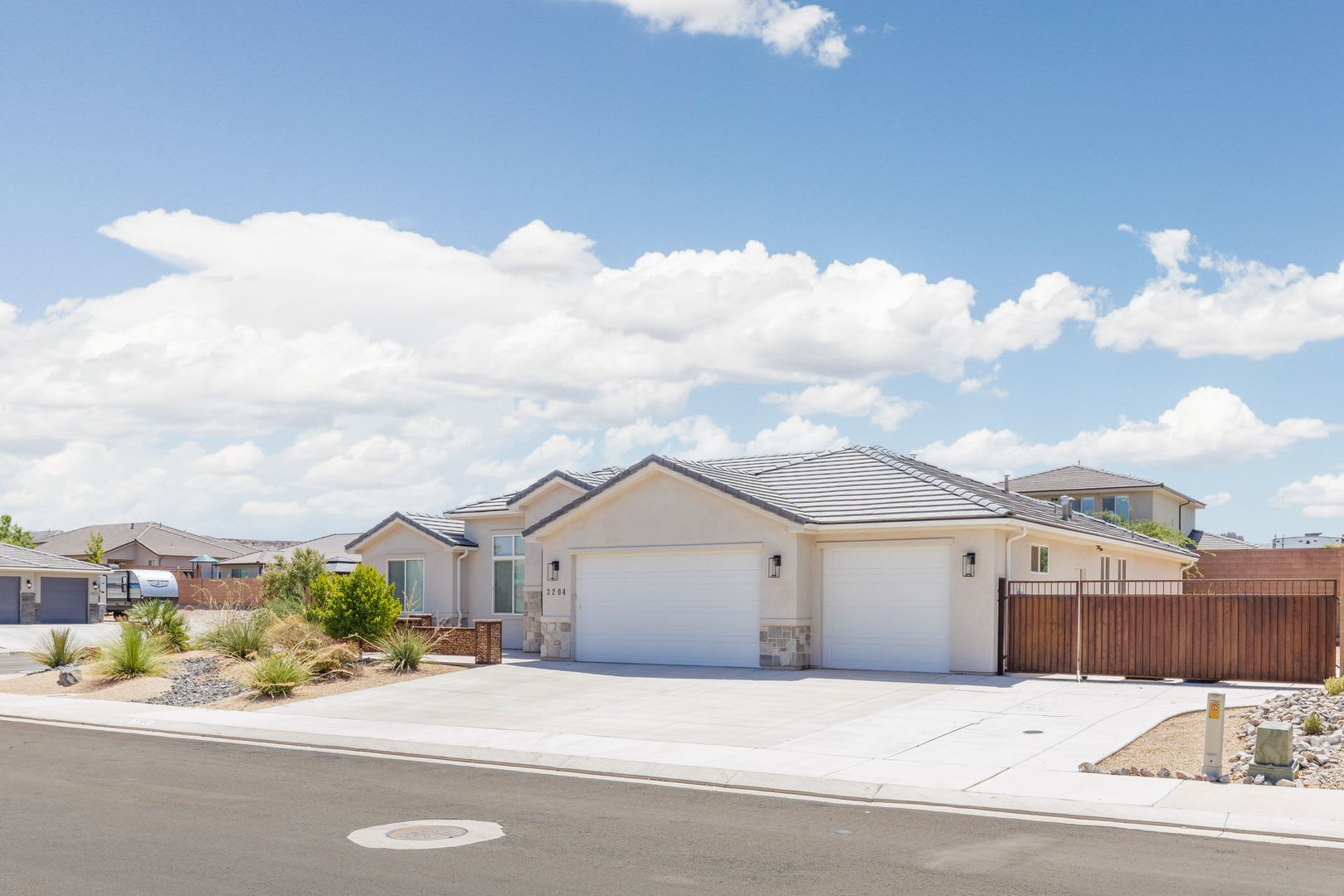 Custom 4 bedroom Single Story. Crimson Cliffs boundaries. – photo 2
