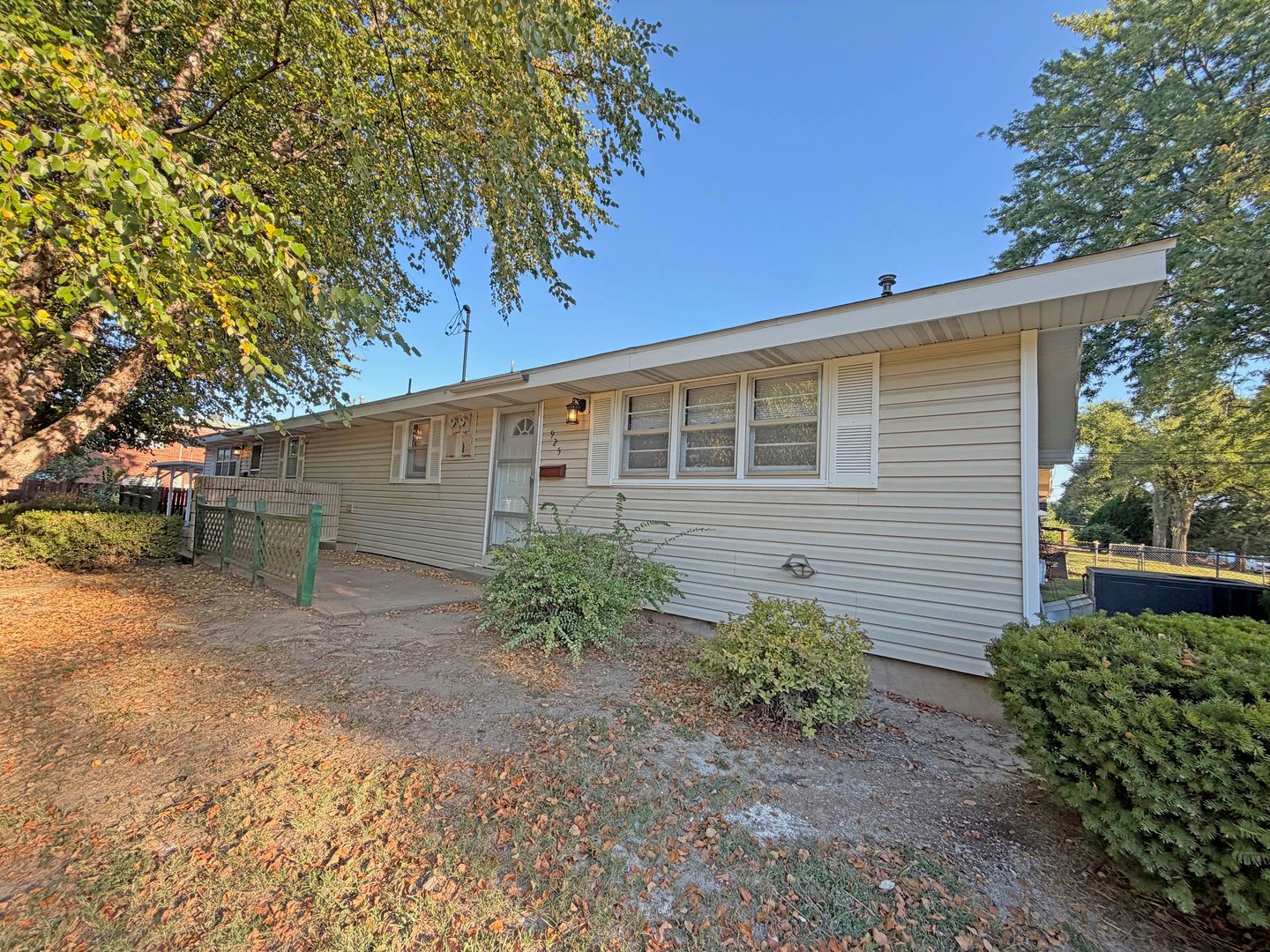 Cute & Clean Duplex Available Now! – photo 1