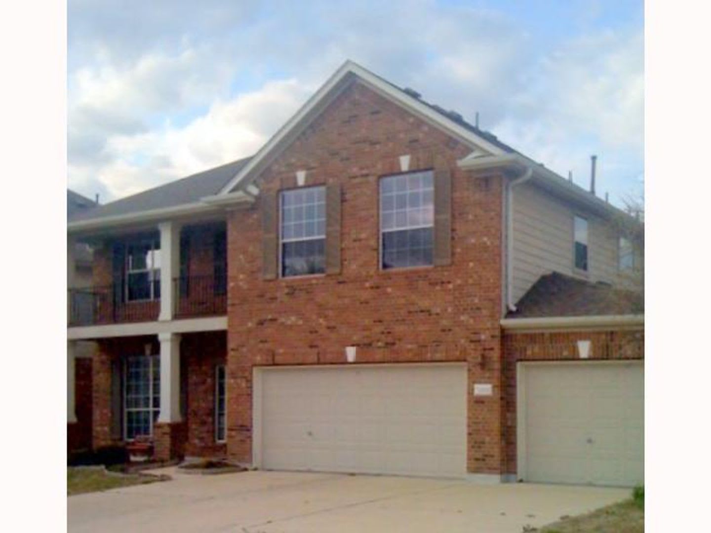 GREAT 4 BEDROOM WITH ALL THE BELLS AND WHISTLES – photo 2