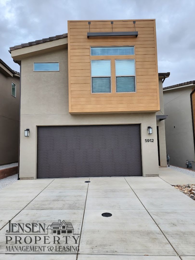 Newer4 Bedroom Town Home – photo 1