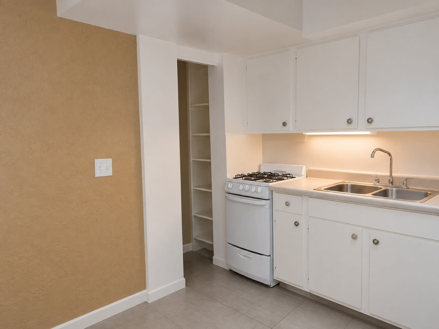 Charming 1 Bedroom Racine Apartment 1 Off St Parking Utilities Included Built In Bookcase Built In Window Ac Near Public Transport – photo 4