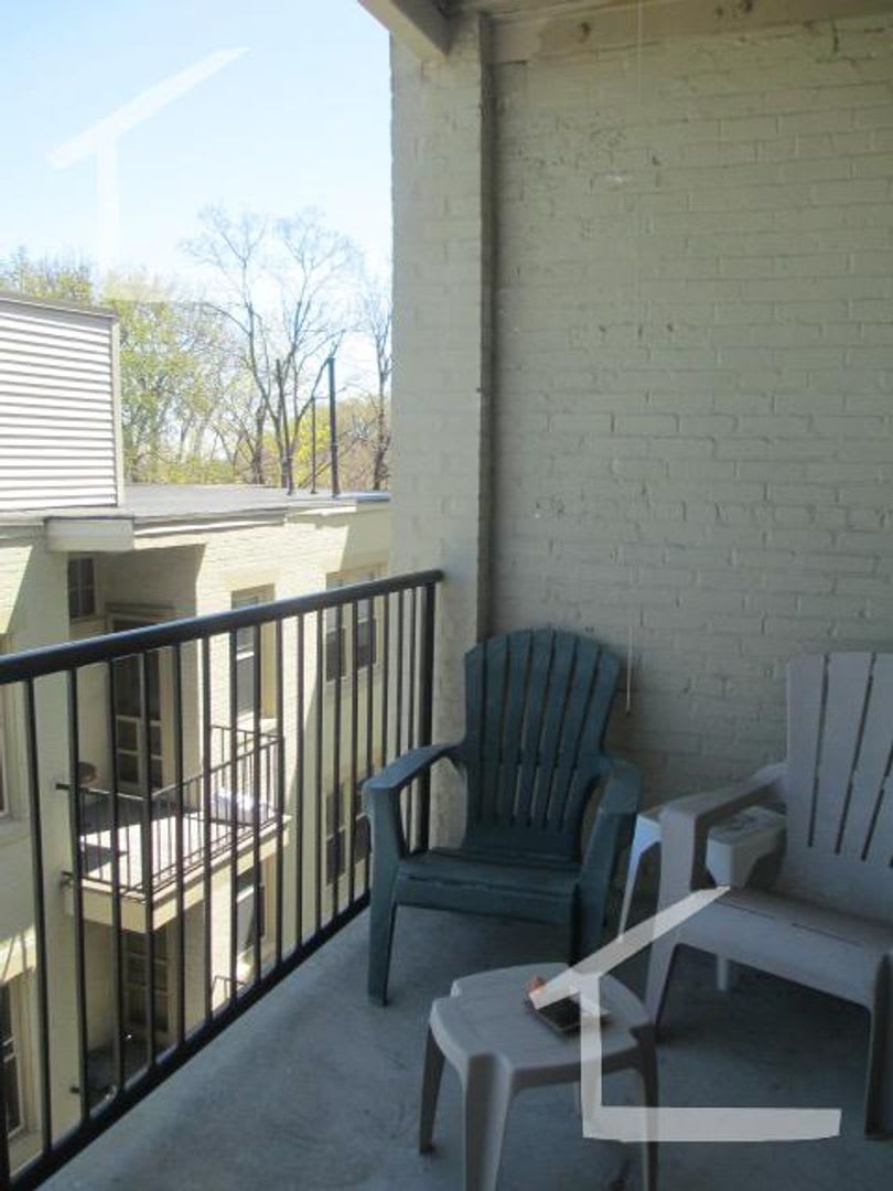 Large 2 bed located near the Green Line in Allston. – photo 4