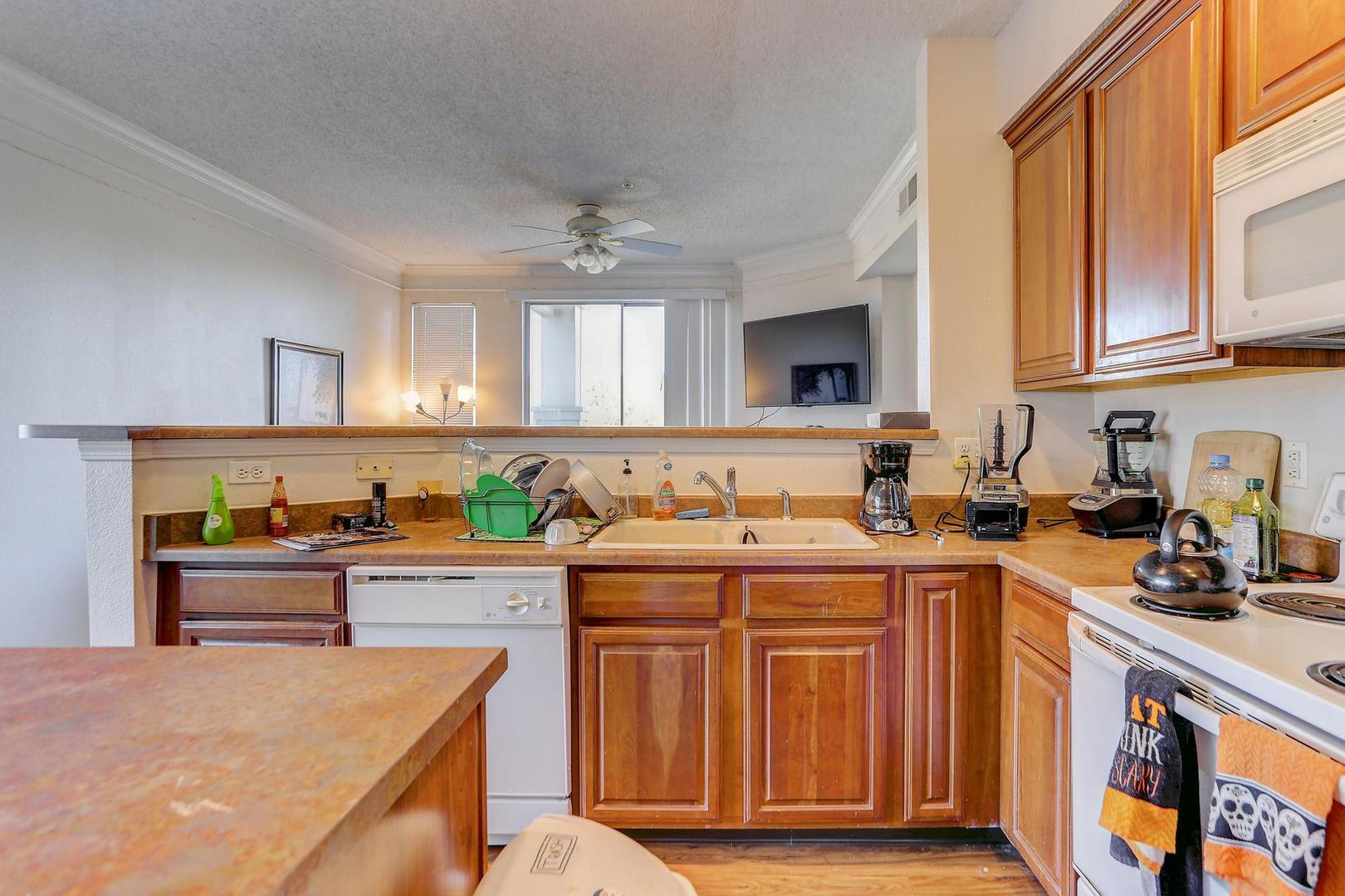Bright Corner 3BR Condo with Garage in Superior! Available NOW! – photo 2