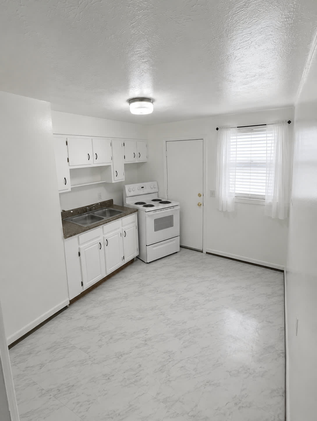 1196 West 30th Street – photo 1