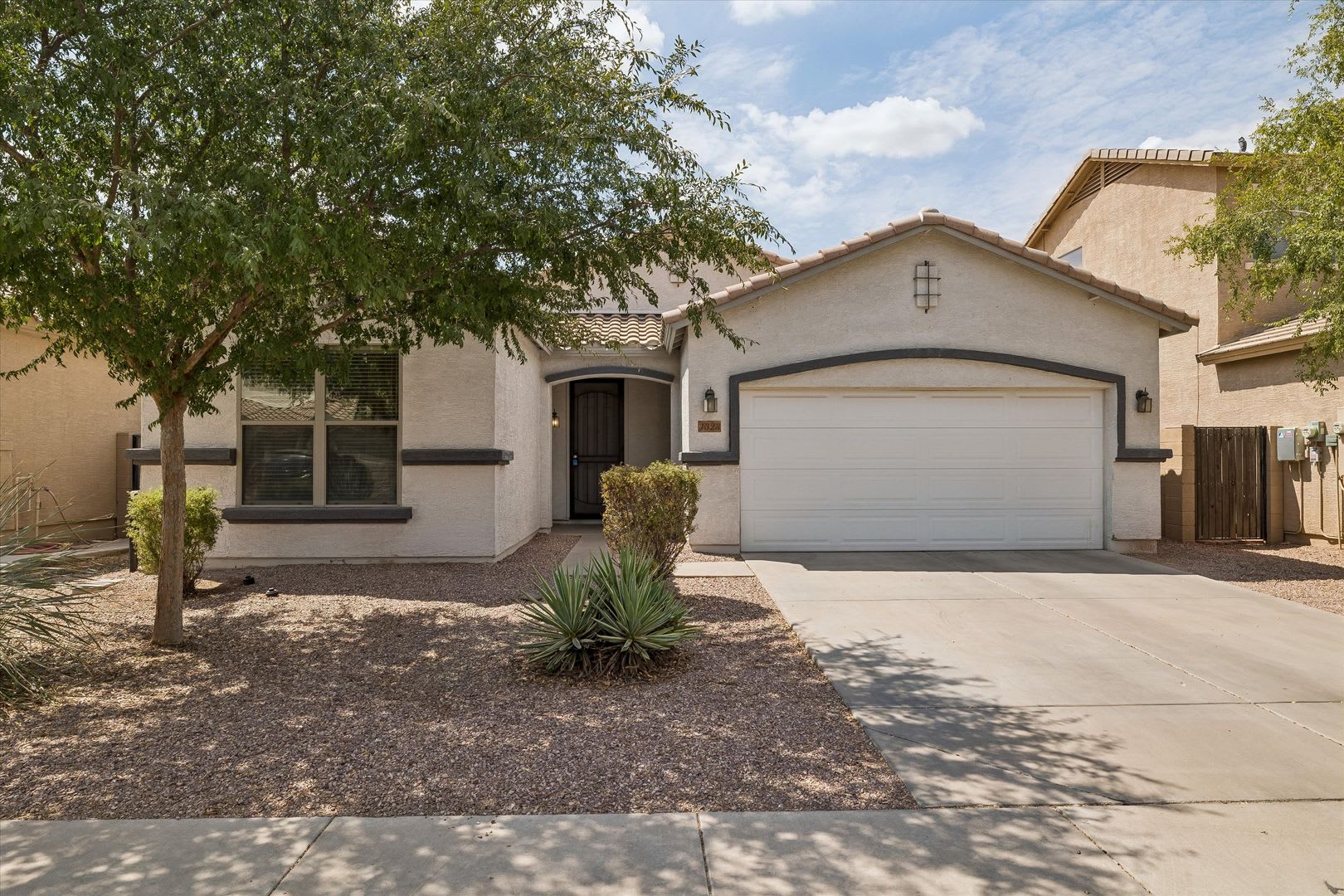 Great 3 Bedroom Split Floor Plan In Rogers Ranch 2 Car Garage Tile Except In Bedrooms All Appliances With Pantry Island And Good Storage Available Now – photo 2