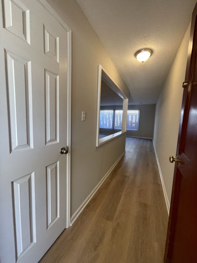 Wonderful Gated 2 Bedroom Downstairs Apartment – photo 2