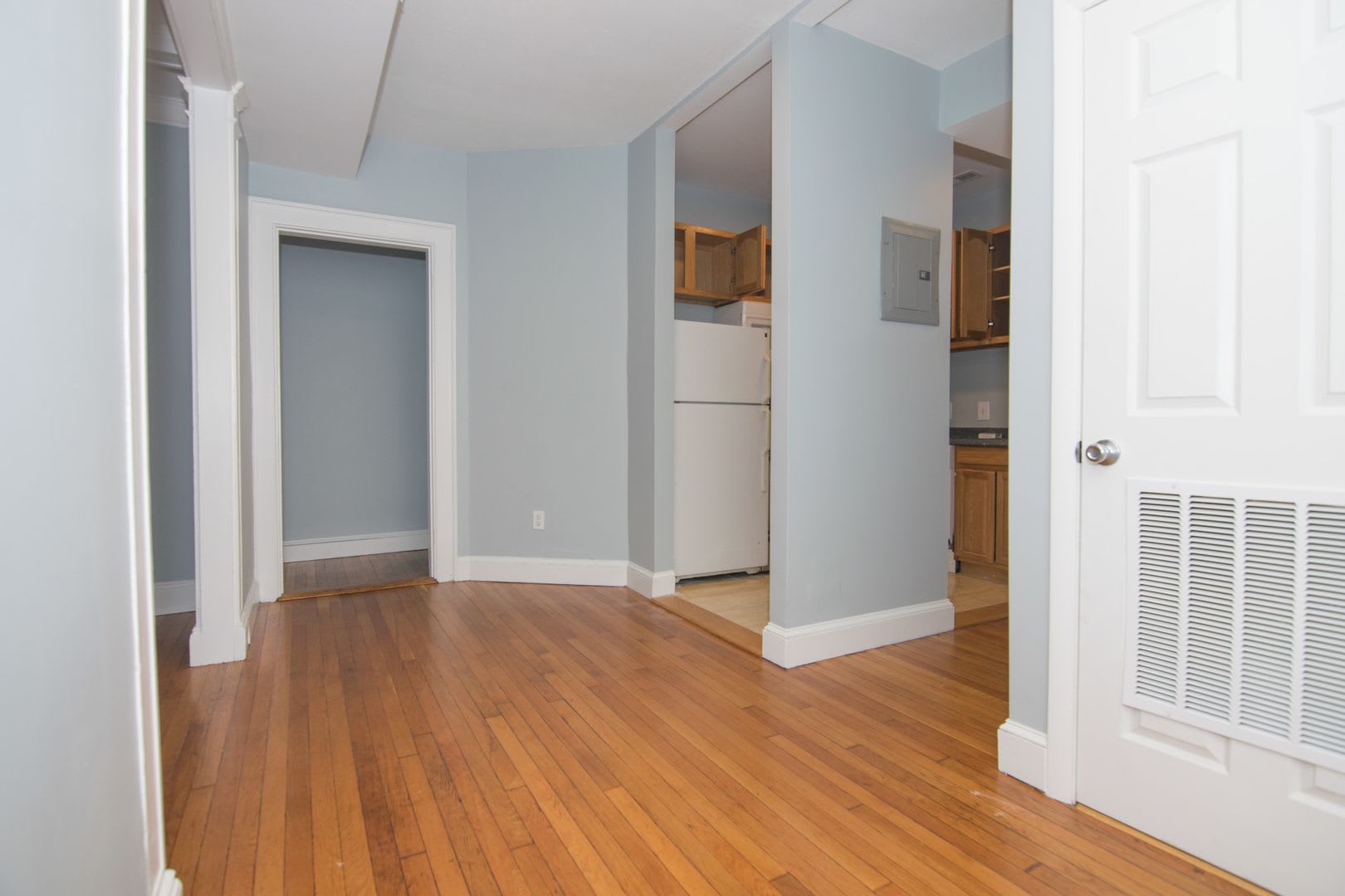 Charming 4 Bedroom-No Broker Fee – photo 3
