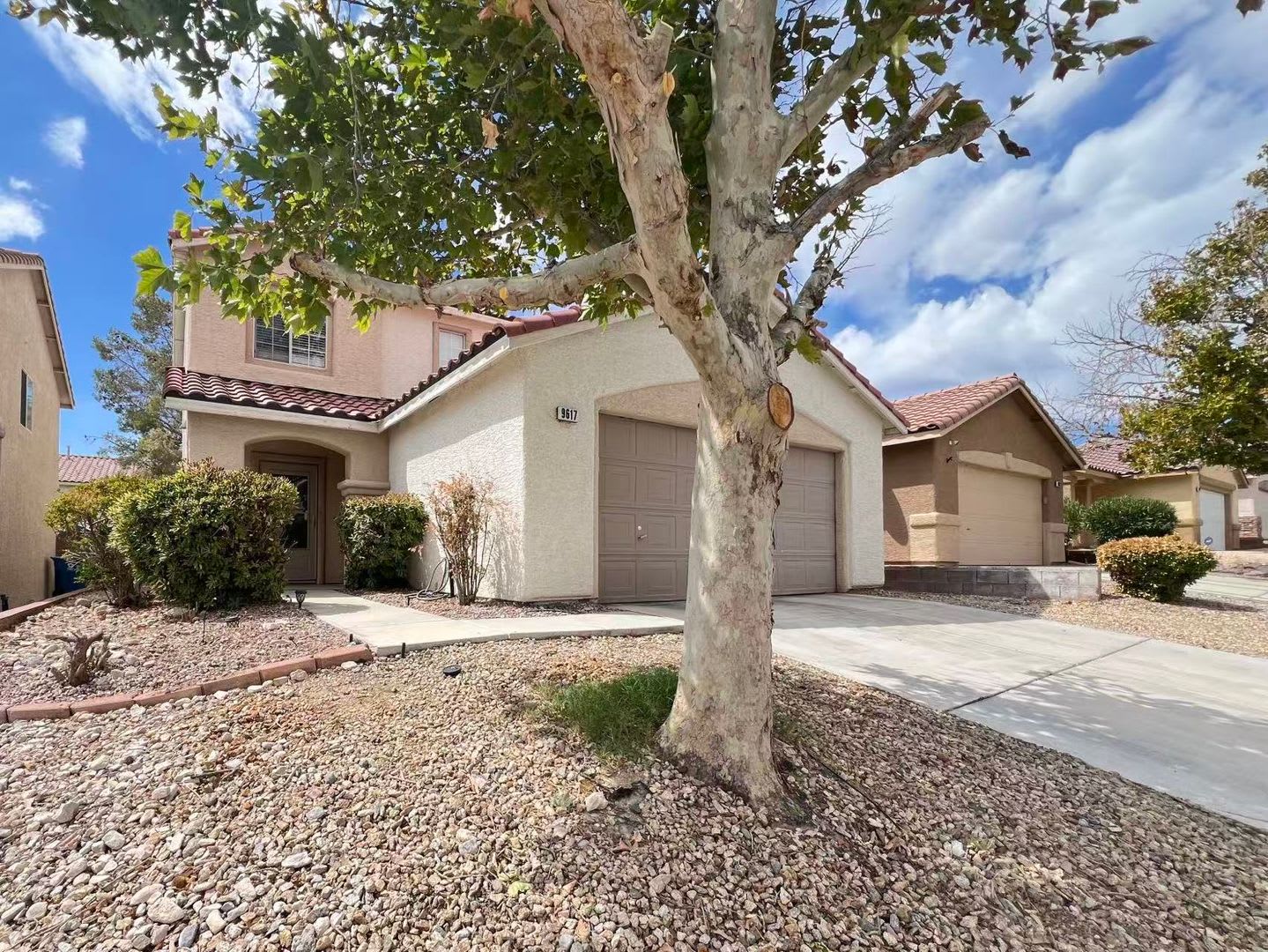 SUPERB CONDITIONS 2 STORY HOUSE NEAR SUMMERLIN – photo 2