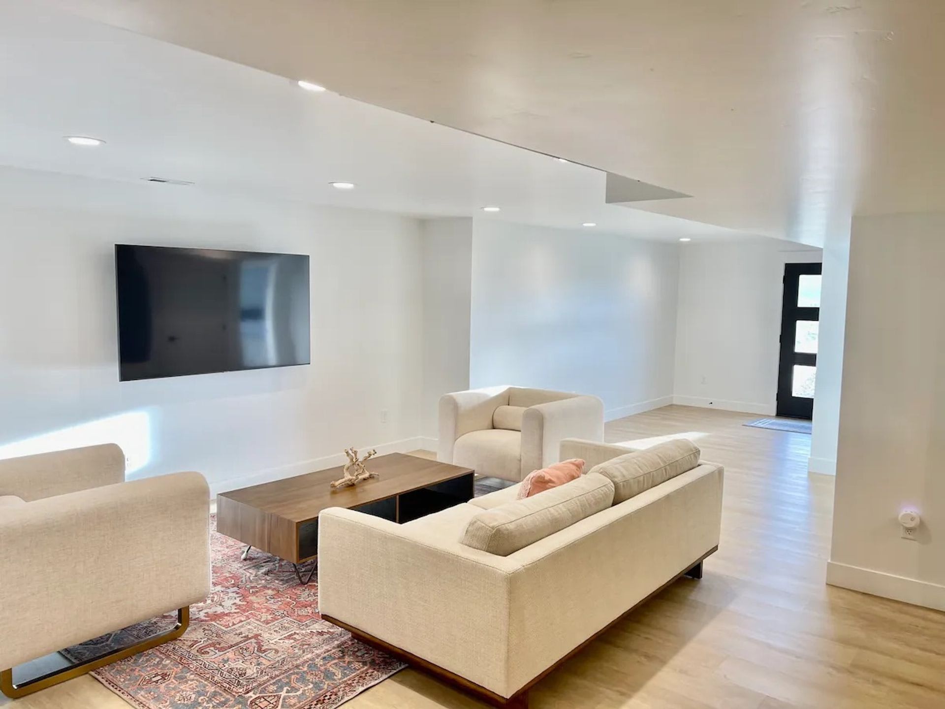 3 Bedroom 1 Bath Modern Teton Basement Apartment Parking For 2 Cars – photo 3