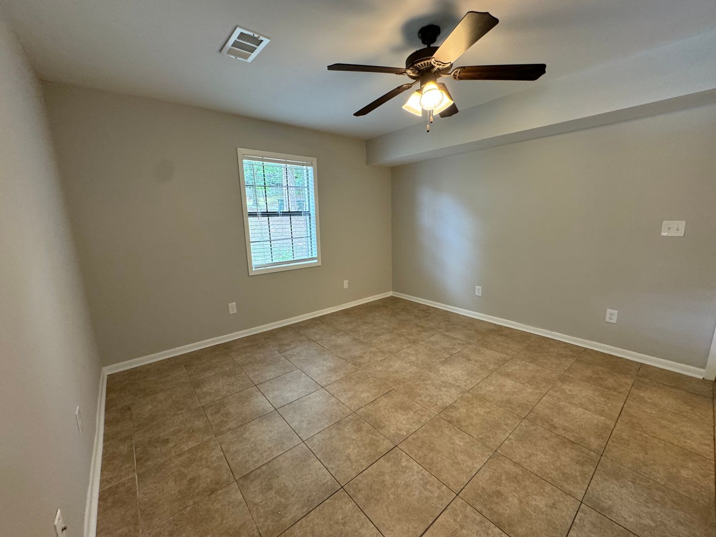 Excellent Location! 3 Bed 2.5 Bath Townhouse! – photo 3