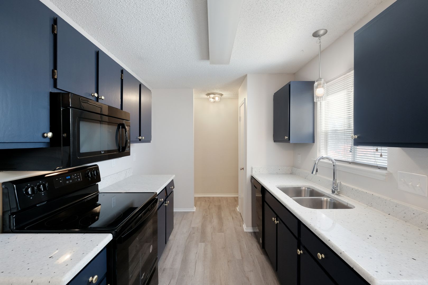 Charming 3-Bedroom Near Randolph AFB – photo 3