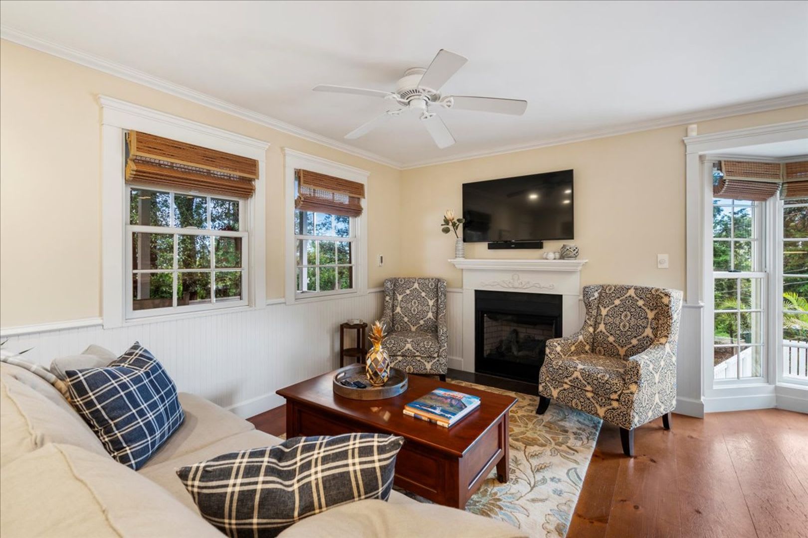 2 Bedroom, 1 Bath furnished Cottage – photo 3