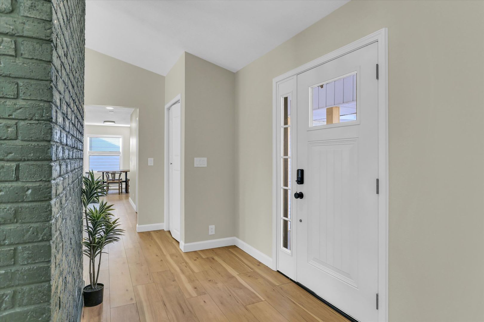 Charming 3 Bedroom Home With Private Backyard Retreat – photo 5