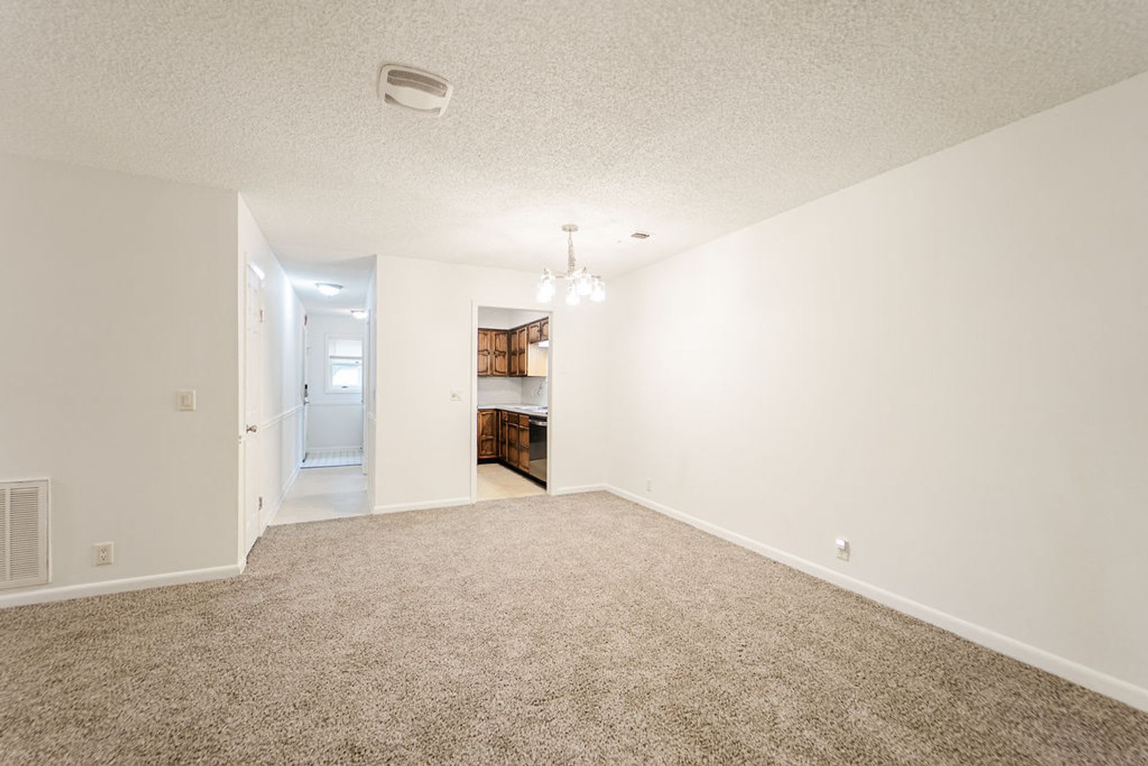 Charming 3 Bedroom 2 Bathroom Located In The Picturesque Hot Springs Village Nearby The Coronado Center – photo 4
