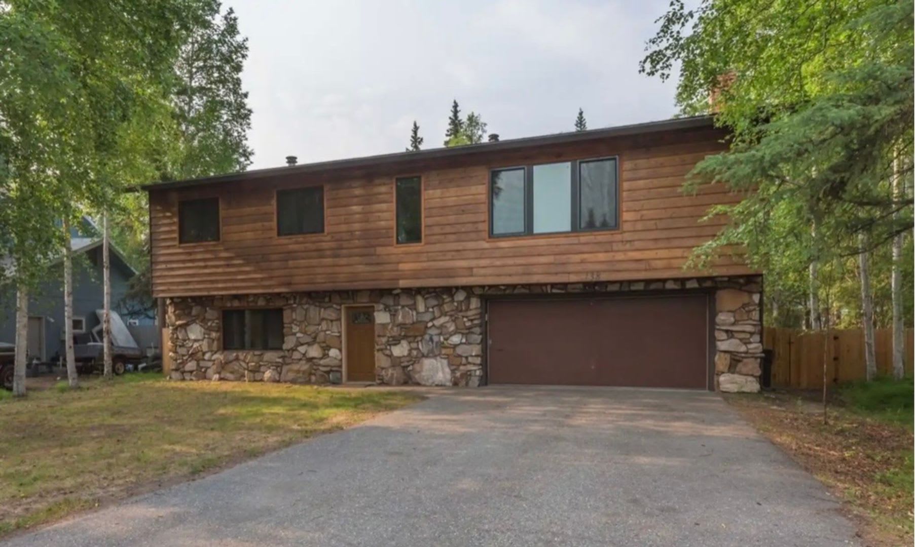4 bedroom / 2 car garage / small dog on approval – photo 1