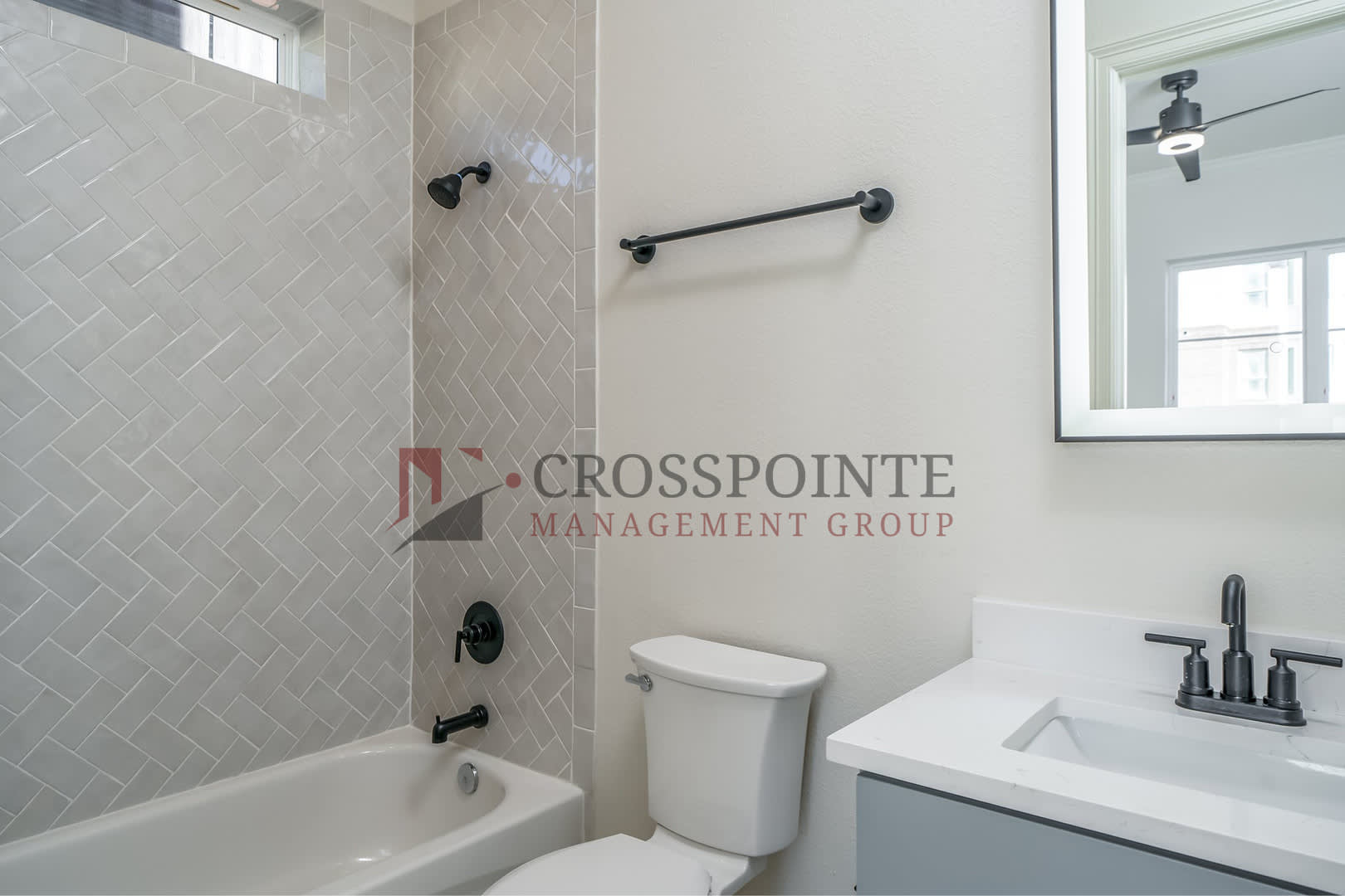 Luxury 3 bedroom, 3.5 Bath, 2 Car Garage Townhome- Fully Furnished! – photo 5