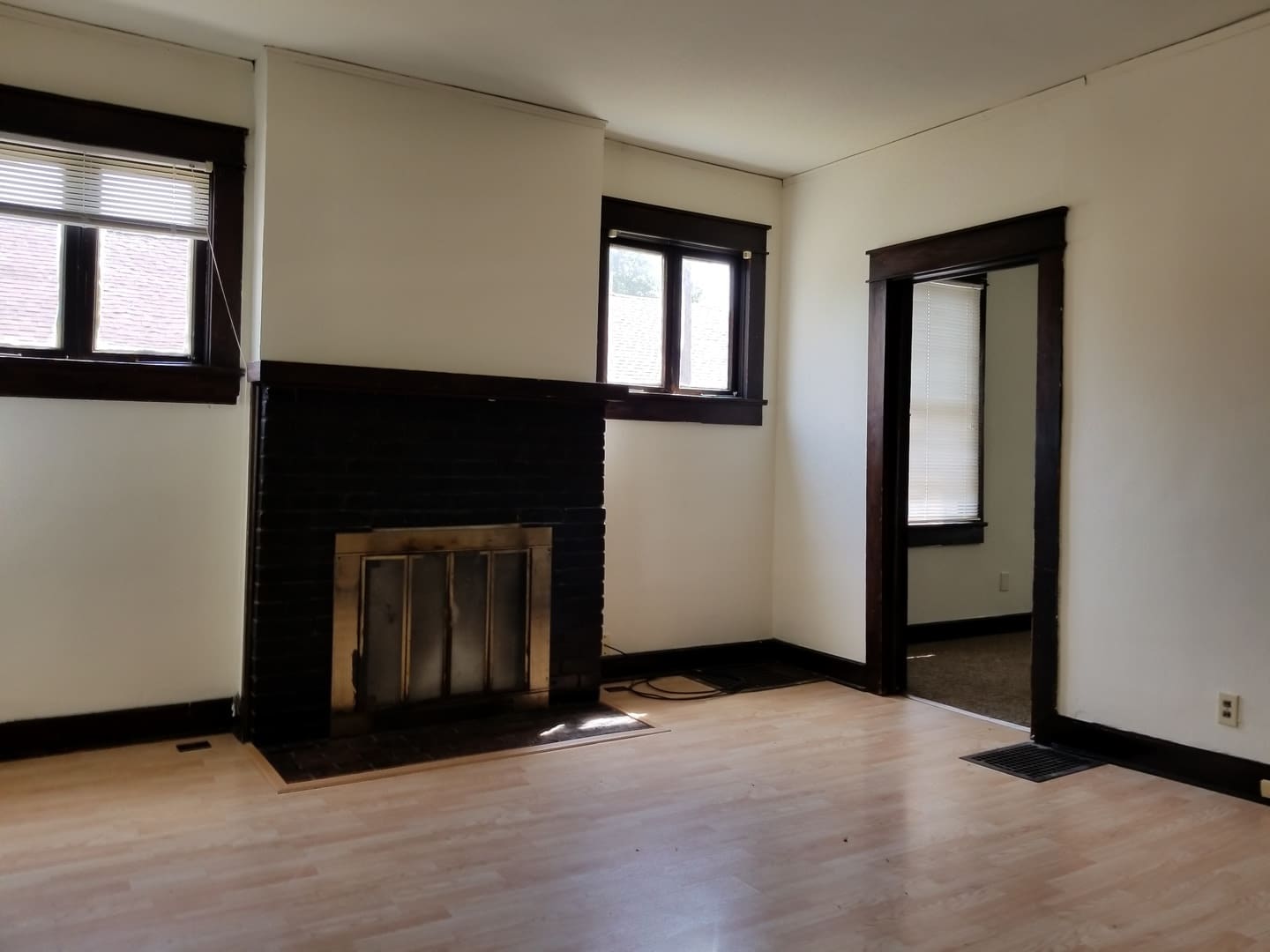 August 2027 5 Bed 3 Bath House Downtown – photo 1