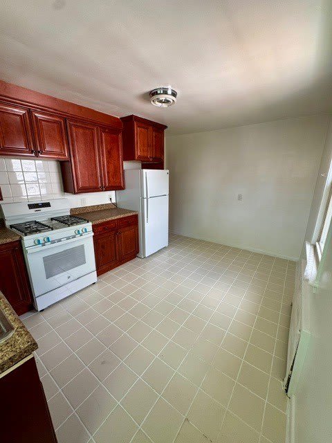 18 Tunis Ave – photo 3