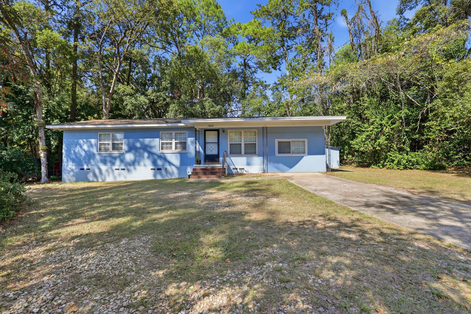 4 Bedroom House with Back Deck – photo 1