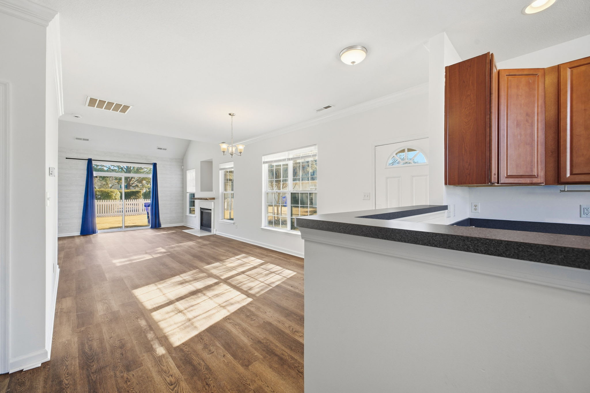 2021 Livingston St. – photo 3