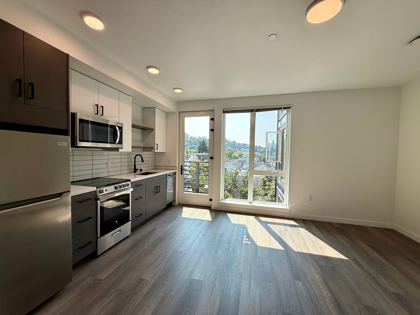 2210 Eastlake – photo 2