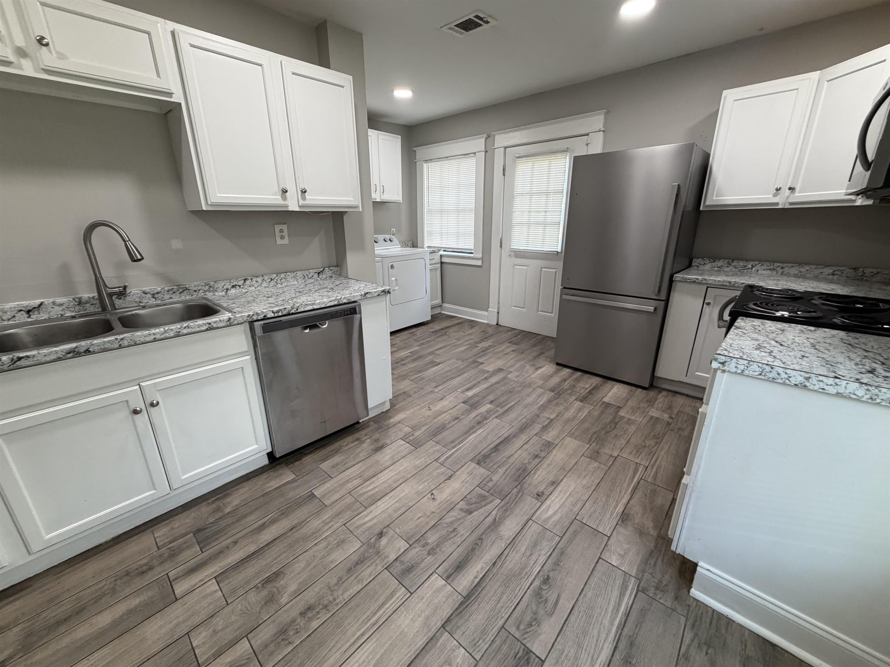 2078 Walker Ave – photo 4