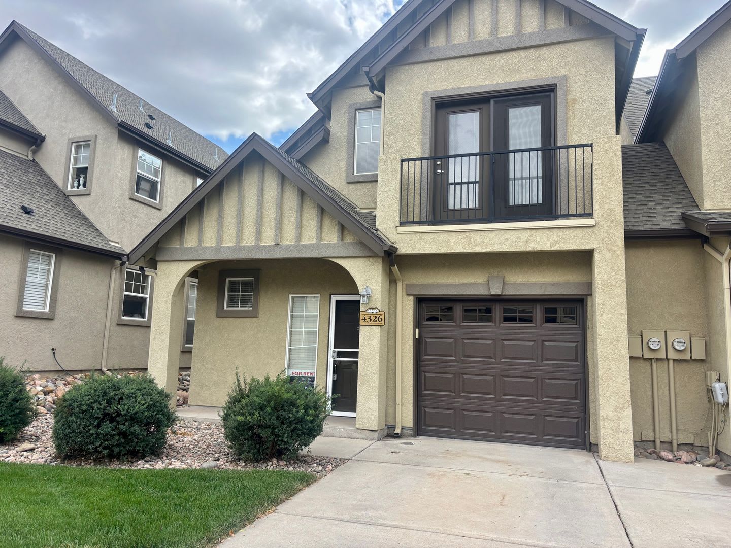 Luxury Townhome in Springs Ranch with clubhouse amenities – photo 1