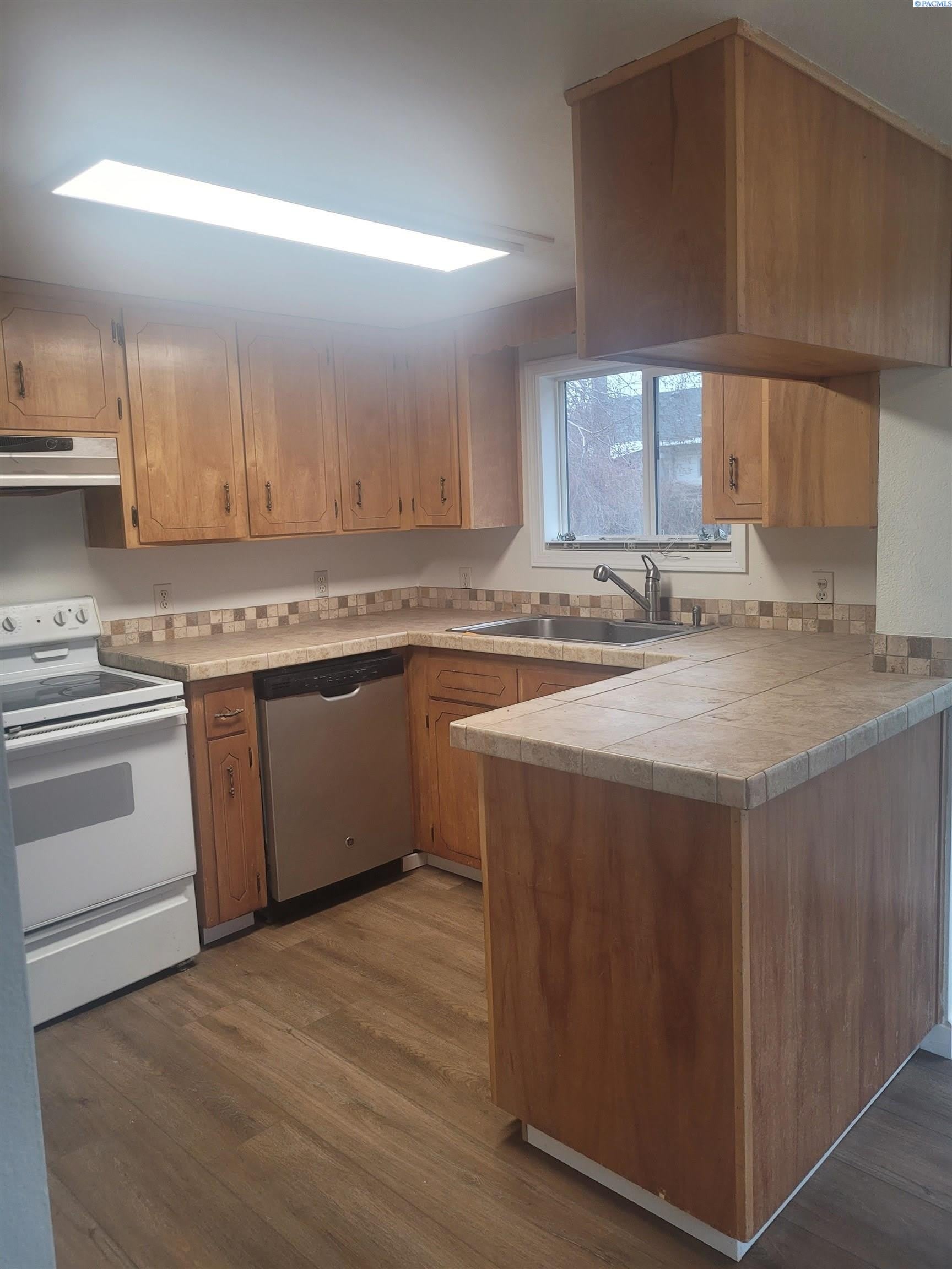 1305 Sanford – photo 2