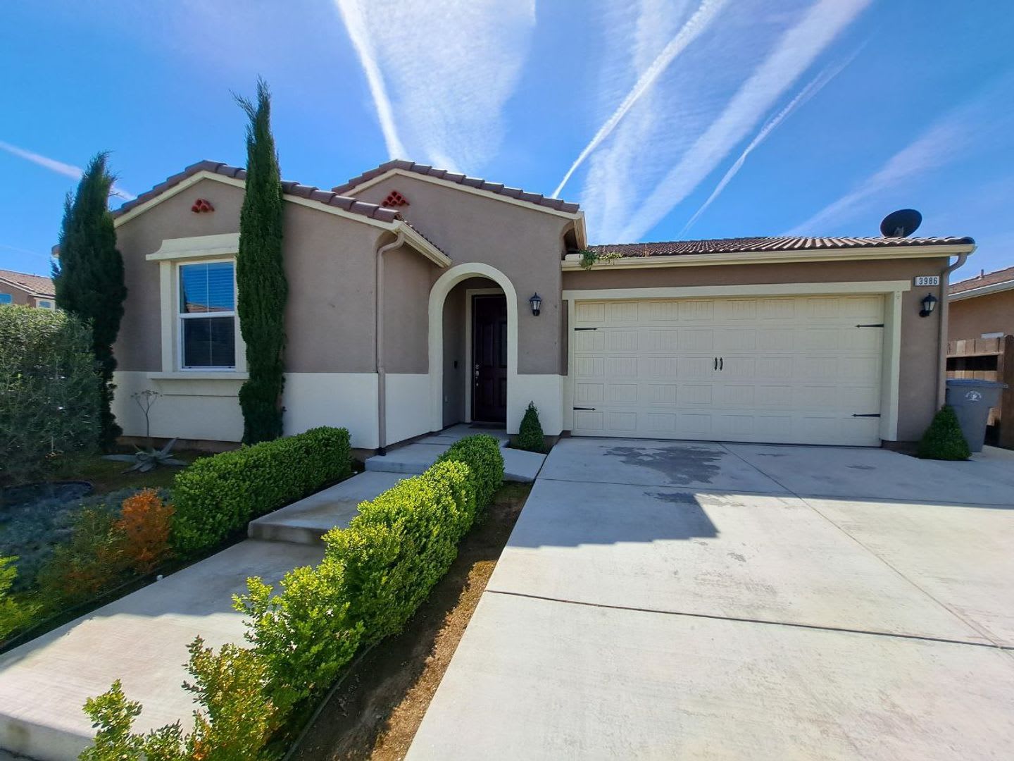 Beautiful 3-bedroom & 2-bath house Home In Clovis! – photo 1