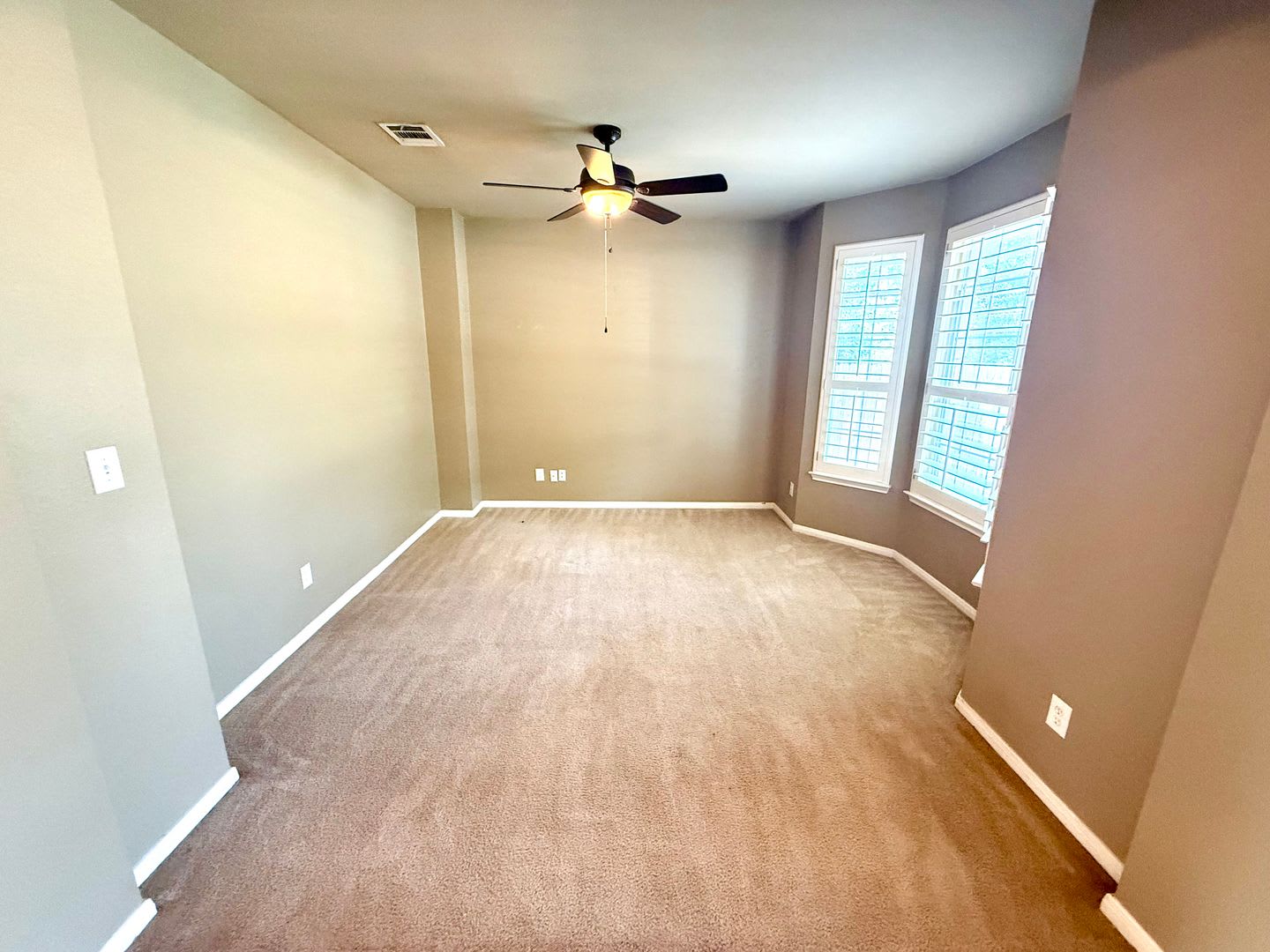 *MOVE IN SPECIAL* Gorgeous Four Bedroom home w/ Community POOL!! – photo 4