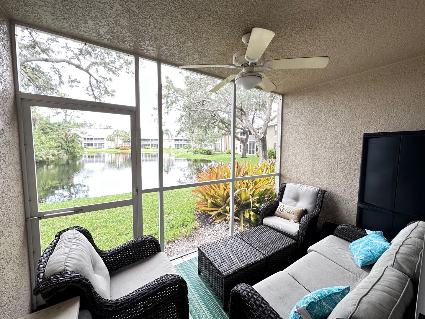 Renovated 1st Floor Seasonal unit in North Naples – photo 5