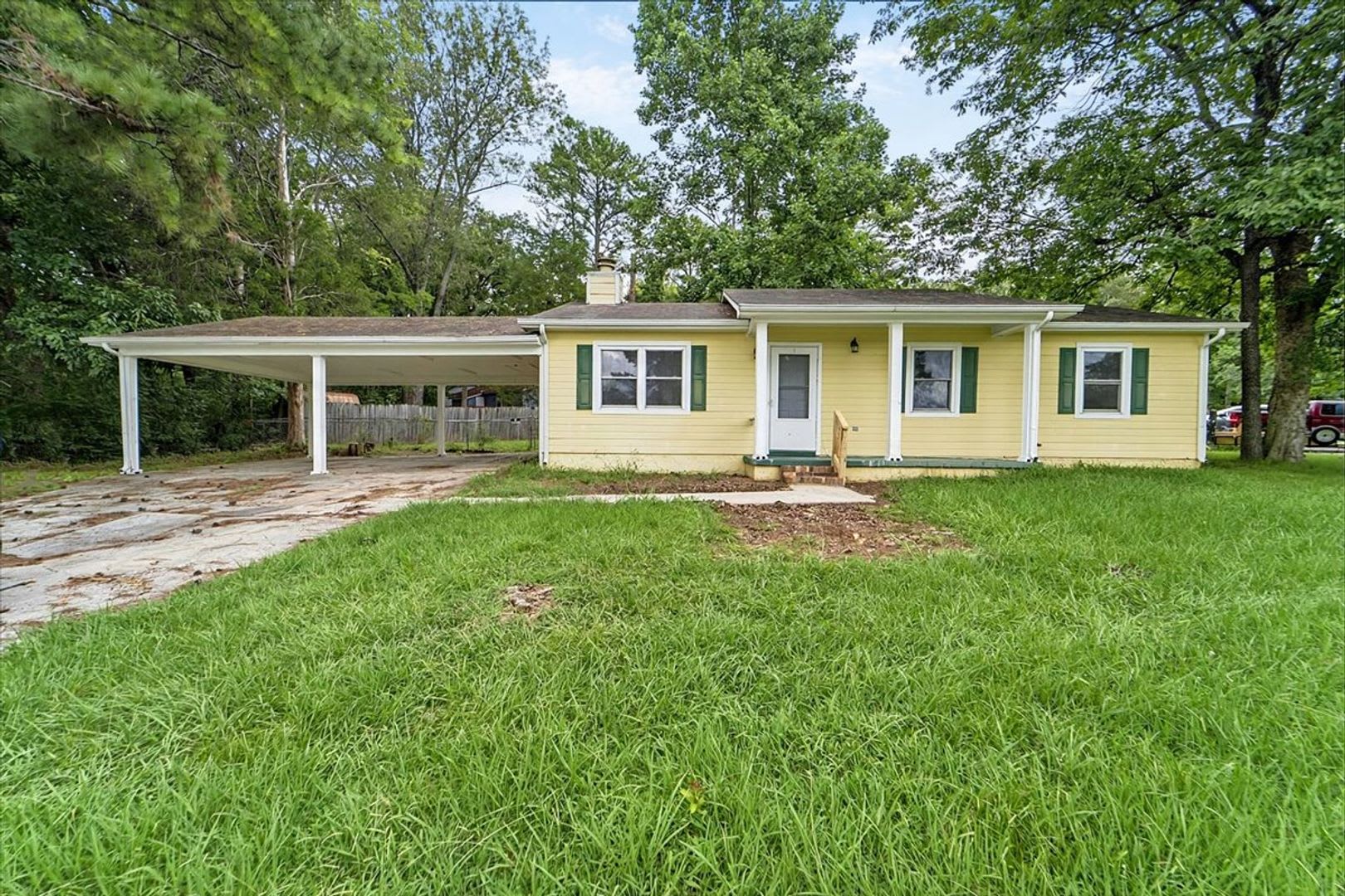 Spacious Fenced Back Yard In South Huntsville – photo 1
